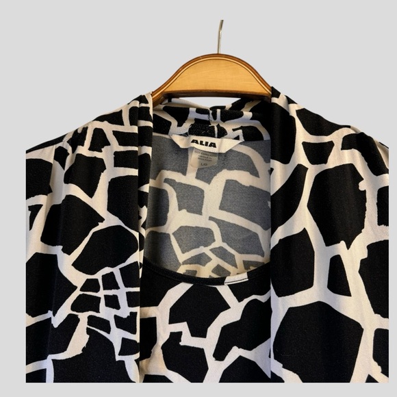 Alia Women’s 2-Piece Animal Print Open Sweater Attached Sleeveless Size L - Picture 3 of 10